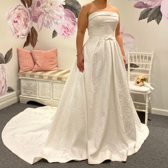 PLUS SIZE PRONOVIAS WEDDING GOWN! - Picture 2 of 8